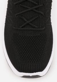 Born2be - Czarne Wsuwane Buty Sportowe z Elastyczną Cholewką i Ozdobną Wstawką na Podeszwie Moonsara. Okazja: na co dzień. Zapięcie: bez zapięcia. Kolor: czarny. Materiał: jeans. Szerokość cholewki: normalna. Sport: fitness #2