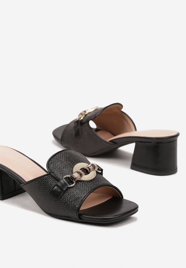 Renee - Czarne Klapki na Obcasie ze Wstawką z Plecionki i Elegancką Aplikacją Leandrae. Okazja: na co dzień. Kolor: czarny. Materiał: jeans. Wzór: aplikacja. Obcas: na obcasie. Styl: elegancki. Wysokość obcasa: średni