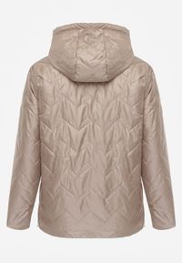 Born2be - Ciemnobeżowa Pikowana Kurtka Przejściowa o Prostym Kroju z Kapturem Vimoris. Okazja: na spacer, na co dzień. Typ kołnierza: kaptur. Kolekcja: plus size. Kolor: beżowy. Materiał: poliester, jeans. Styl: casual, elegancki #2