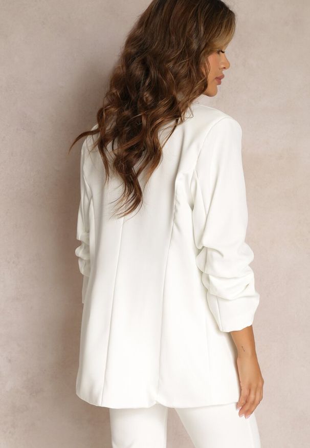 Renee - Biała Marynarka z Ozdobnymi Klapami i Rękawami 7/8 Niamh. Kolor: biały. Materiał: poliester