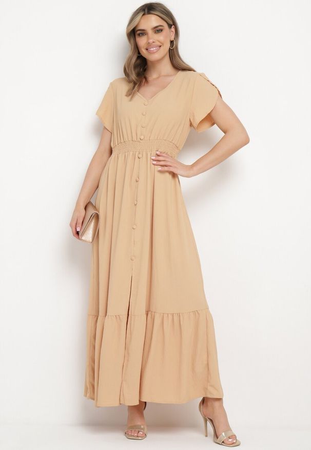 Born2be - Ciemnobeżowa Sukienka z Cienkimi Gumkami w Pasie Ozdobiona Guzikami z Rozcięciem i Falbanką Farcia. Okazja: na co dzień. Kolor: beżowy. Długość rękawa: krótki rękaw. Wzór: aplikacja. Typ sukienki: proste. Styl: casual, elegancki