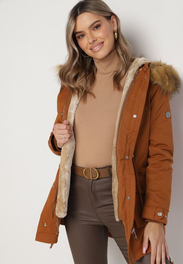 Born2be - Brązowa Kurtka Parka z Kapturem i Odpinana Podszewką w Pasie Ściągana Sznurkiem Ekava. Typ kołnierza: kaptur. Kolor: brązowy. Materiał: futro