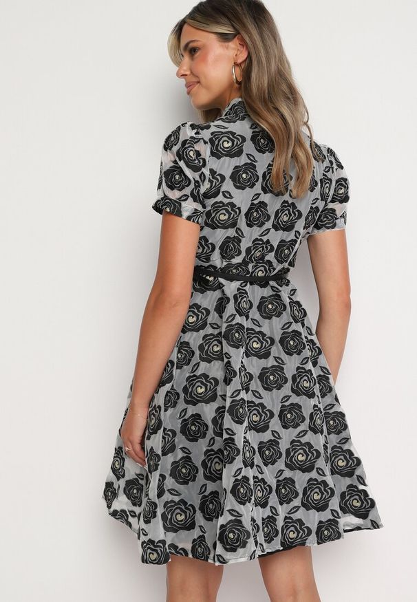 Born2be - Czarno-Szara Sukienka Koktajlowa o Koszulowym Kroju na Guziki z Paskiem z Perełką Vimari. Okazja: na wesele, na randkę, na ślub cywilny. Kolor: czarny. Długość rękawa: krótki rękaw. Typ sukienki: koszulowe. Styl: wizytowy