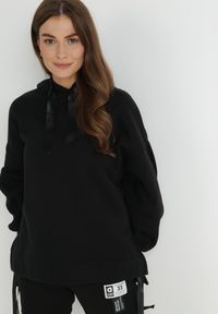 Born2be - Czarna Bluza Oversize z Kapturem Kulsum. Typ kołnierza: kaptur. Kolor: czarny. Materiał: tkanina, bawełna. Długość: długie. Wzór: gładki, jednolity
