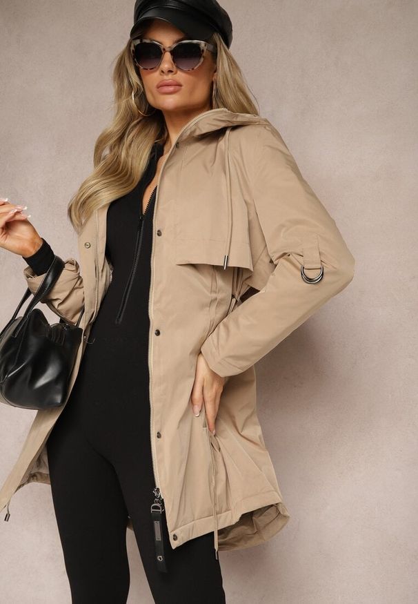 Renee - Beżowa Kurtka w Stylu Parki z Rękawami z Regulacją Kapturem i Troczkami Terilanita. Okazja: na co dzień. Kolor: beżowy. Materiał: jeans, skóra. Styl: elegancki, casual