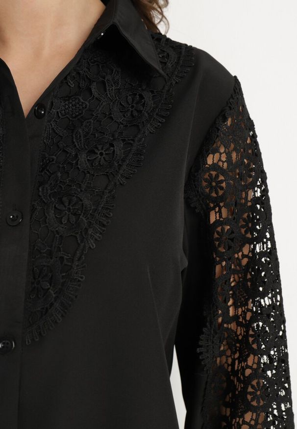 Born2be - Czarna Koszula o Klasycznym Kroju z Guzikami Nestazoe. Okazja: do pracy, na co dzień, na spotkanie biznesowe. Typ kołnierza: kołnierzyk klasyczny. Kolor: czarny. Materiał: jeans. Długość rękawa: długi rękaw. Długość: długie. Styl: klasyczny