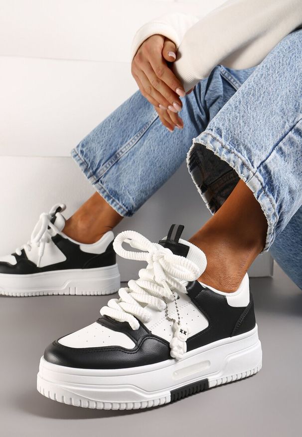 Born2be - Biało-Czarne Sneakersy z Ozdobną Zawieszką w Kształcie Misia i Szerokimi Sznurówkami Raldika. Nosek buta: okrągły. Kolor: biały. Materiał: jeans