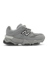 Buty niemowlęce New Balance IV9060GB – szare. Okazja: na co dzień. Kolor: szary. Materiał: guma, syntetyk, materiał. Szerokość cholewki: normalna. Sport: turystyka piesza