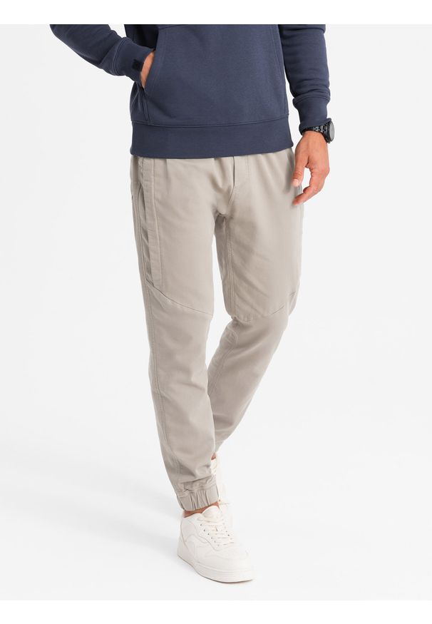 Ombre Clothing - Dzianinowe spodnie męskie joggery z ozdobną plisą – popielate V1 - Rozmiar: L. Okazja: na co dzień. Kolor: szary. Materiał: dzianina. Długość: długie. Wzór: aplikacja, jednolity. Styl: casual