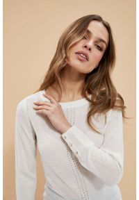 MOODO - Sweter z ażurowym zdobieniem perłowy. Kolor: biały. Materiał: włókno, akryl. Długość rękawa: długi rękaw. Długość: długie. Wzór: ażurowy, aplikacja