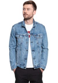 Levi's® - KURTKA JEANSOWA LEVI’S PRIDE COMMUNITY LGBTQIA+ TRUCKER JACKET 723340290. Okazja: na imprezę. Typ kołnierza: kaptur. Materiał: jeans. Wzór: haft, aplikacja, napisy. Sezon: lato. Styl: klasyczny