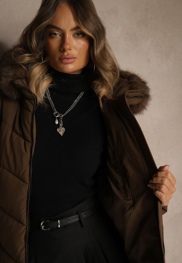 Renee - Brązowa Pikowana Kurtka o Długim Kroju z Kapturem z Futrem Galianesa. Okazja: na spacer, na co dzień. Typ kołnierza: kaptur. Kolor: brązowy. Materiał: futro. Długość: długie. Wzór: aplikacja. Styl: casual, elegancki