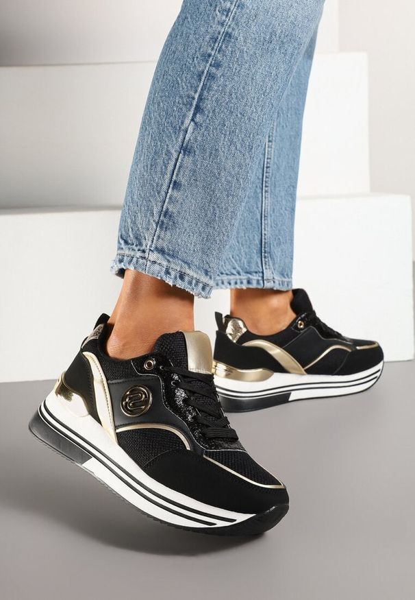 Born2be - Czarne Sneakersy na Grubej Podeszwie z Metalicznymi Wstawkami Gonnith. Okazja: na spacer, na co dzień. Kolor: czarny. Materiał: jeans. Sezon: jesień, wiosna. Sport: turystyka piesza