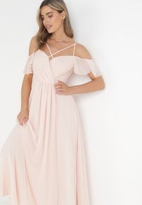 Born2be - Różowa Maxi Sukienka o Rozkloszowanym Fasonie na Cienkich Skrzyżowanych Ramiączkach Hendina. Okazja: na imprezę, na ślub cywilny, na wesele. Typ kołnierza: dekolt hiszpanka. Kolor: różowy. Długość rękawa: na ramiączkach. Typ sukienki: rozkloszowane. Długość: maxi
