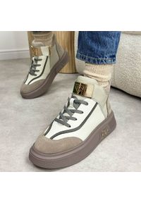 Beżowe skórzane botki damskie Cambell 19357. Nosek buta: okrągły. Zapięcie: sznurówki. Kolor: beżowy. Materiał: skóra. Sezon: zima, jesień. Obcas: na platformie. Styl: elegancki, klasyczny #1