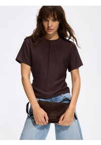 Reserved - T-shirt z wiązaniem - ciemnobrązowy. Kolor: brązowy. Materiał: tkanina, wiskoza. Wzór: gładki. Styl: klasyczny