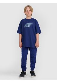 4f - 4F T-shirt oversize z nadrukiem chłopięcy - granatowy 134 (8-9 lat). Okazja: na co dzień. Kolor: niebieski. Materiał: jersey, bawełna, materiał. Wzór: nadruk. Sezon: lato. Styl: sportowy, klasyczny, casual