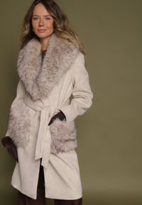 Born2be - Beżowy Płaszcz Wiązany w Talii z Futrzanym Kołnierzem i Kieszeniami Perrie. Okazja: na co dzień. Kolor: beżowy. Materiał: futro. Styl: elegancki, casual