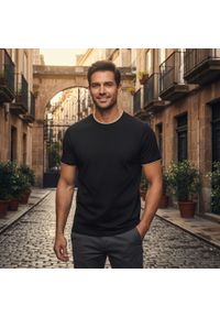 Jednokolorowa Koszulka z Lamówką - Pako Jeans - Czarny. Okazja: na co dzień. Kolor: czarny. Materiał: bawełna. Styl: casual #3