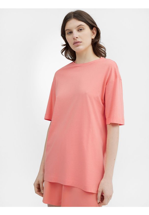 4f - T-shirt regular z dodatkiem bawełny organicznej damski. Kolor: różowy. Materiał: bawełna
