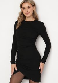 Born2be - Czarna Prążkowana Sukienka z Wiskozą o Dopasowanym Kroju z Marszczeniem Hetarvia. Okazja: na co dzień. Kolor: czarny. Materiał: prążkowany, wiskoza. Typ sukienki: dopasowane. Styl: casual, elegancki #1