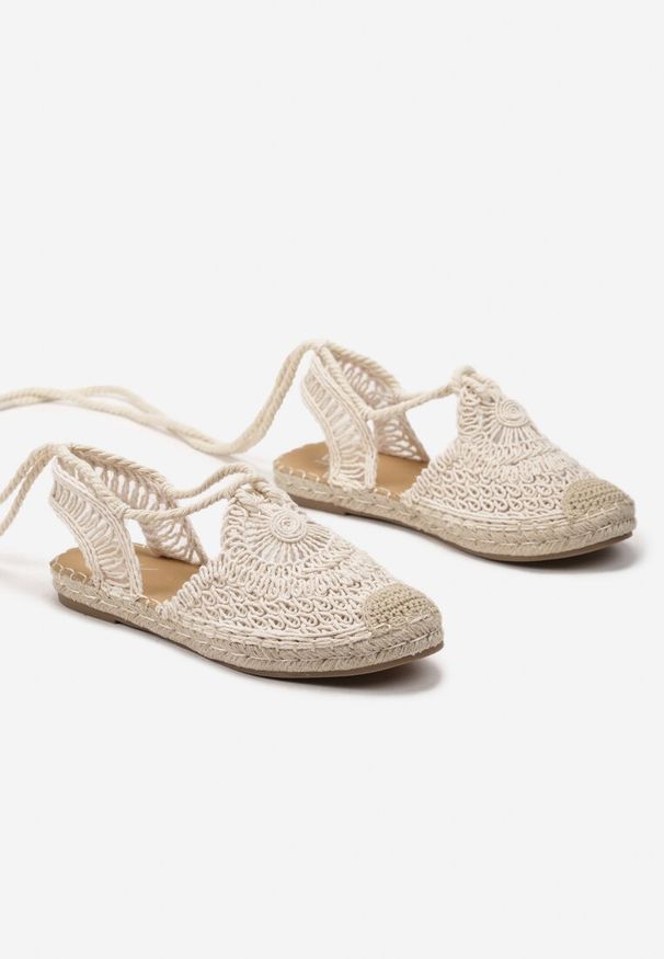 Renee - Beżowe Plecione Sandały Boho Wiązane Wokół Kostki Illara. Zapięcie: pasek. Kolor: beżowy. Styl: boho