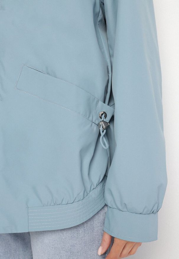 Born2be - Niebieska Kurtka Parka o Pudełkowym Kroju ze Ściągaczem w Talii i Kapturem Sesoliena. Okazja: na co dzień, na spacer. Kolor: niebieski. Materiał: jeans. Długość rękawa: długi rękaw. Długość: długie. Styl: casual, elegancki