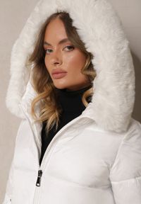 Renee - Biała Kurtka Pikowana z Kapturem Ozdobiona Futerkiem i Dłuższym Tyłem Rinloris. Okazja: na co dzień. Typ kołnierza: kaptur. Kolor: biały. Materiał: futro. Długość: długie. Wzór: aplikacja. Styl: elegancki, casual, klasyczny