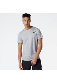 Koszulka męska New Balance MT11070AG – szara. Kolor: szary. Materiał: bawełna, materiał, poliester. Długość rękawa: krótki rękaw. Długość: krótkie. Sport: bieganie, fitness