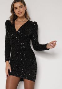 Born2be - Czarna Cekinowa Sukienka o Dopasowanym Kroju z Dekoltem V Lowedea. Okazja: na imprezę. Typ kołnierza: dekolt kopertowy. Kolor: czarny. Materiał: poliester. Typ sukienki: kopertowe. Styl: klasyczny #2