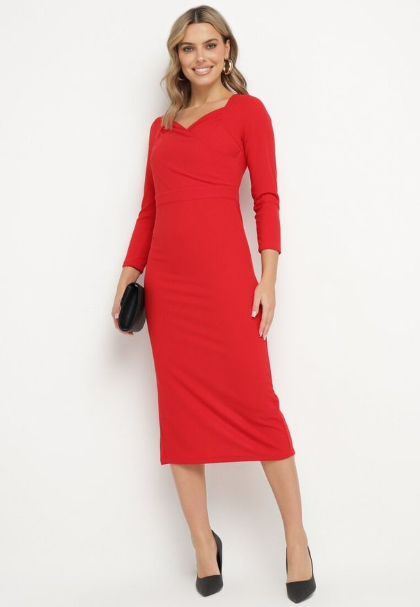 Born2be - Czerwona Sukienka Ozdobiona Asymetrycznym Dekoltem Silfedi. Okazja: na co dzień. Kolor: czerwony. Materiał: jeans. Wzór: aplikacja. Typ sukienki: asymetryczne. Styl: casual, elegancki, klasyczny