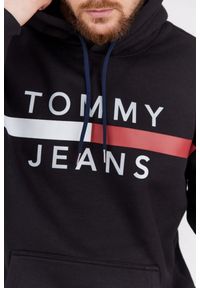 Tommy Jeans - TOMMY JEANS Czarna bluza męska z odblaskowym logo. Typ kołnierza: kaptur. Kolor: czarny. Materiał: prążkowany #4