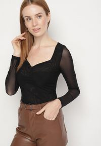 Born2be - Czarna Bluzka Siateczkowa z Wiskozą z Długim Rękawem i Dekoltem w Serce Elanne. Okazja: na co dzień. Kolor: czarny. Materiał: wiskoza. Długość rękawa: długi rękaw. Długość: długie. Styl: elegancki, casual, klasyczny