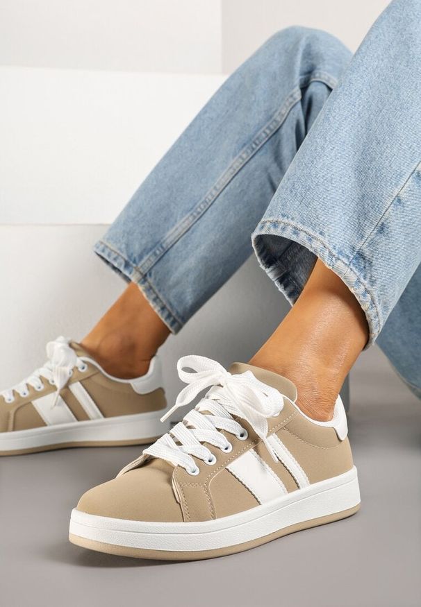Born2be - Ciemnobeżowe Sneakersy na Płaskiej Podeszwie Ozdobione Paskami Ravesi. Okazja: na co dzień. Zapięcie: pasek. Kolor: beżowy. Materiał: jeans. Wzór: aplikacja. Obcas: na płaskiej podeszwie