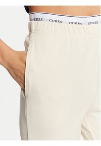 Guess Spodnie damskie O5RB01 KCO31 Écru Regular Fit. Materiał: bawełna