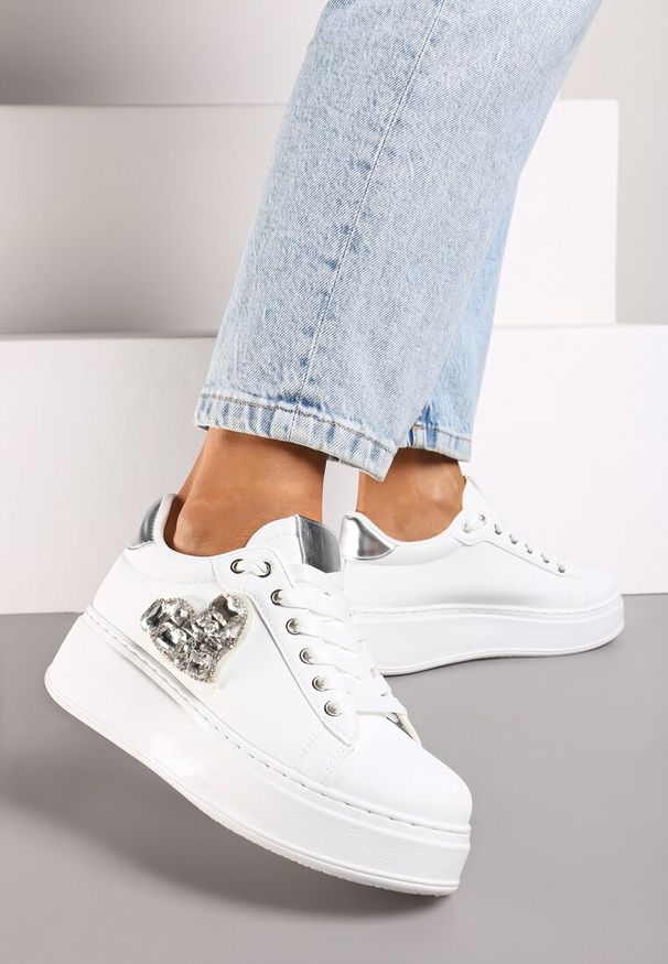 Born2be - Biało-Srebrne Sneakersy na Platformie z Metaliczną Naszywką z Cyrkoniami Remira. Okazja: na spacer. Nosek buta: okrągły. Kolor: biały. Materiał: jeans. Wzór: aplikacja. Obcas: na platformie. Sport: turystyka piesza
