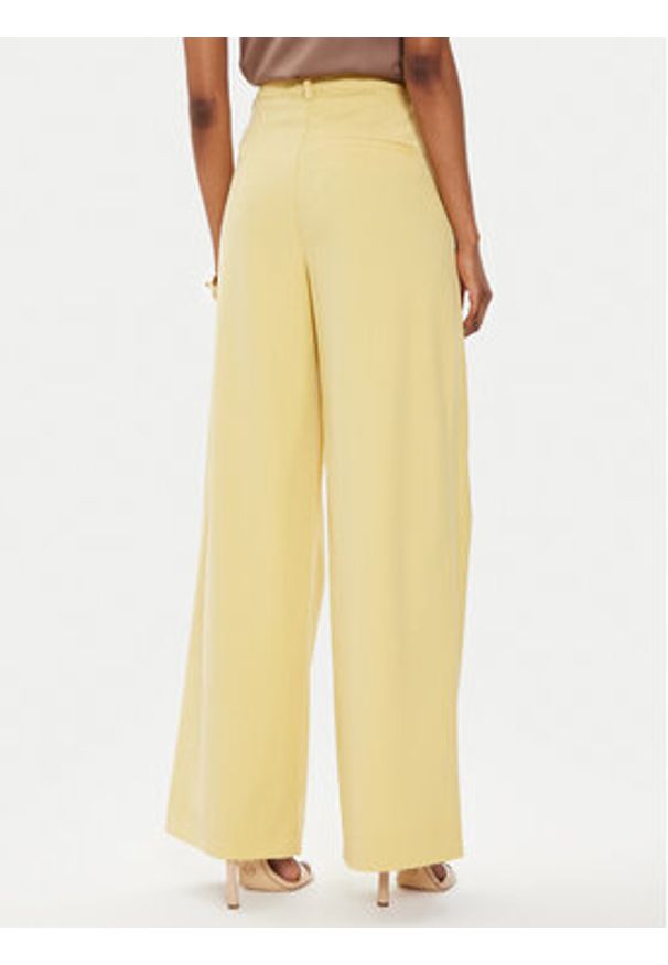 GESTUZ - Gestuz Spodnie materiałowe Paula 10906861 Żółty Relaxed Fit. Kolor: żółty. Materiał: syntetyk