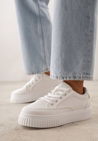 Born2be - Białe Sneakersy na Grubej Podeszwie z Tłoczeniem Larviona. Okazja: na co dzień. Kolor: biały. Materiał: jeans #1