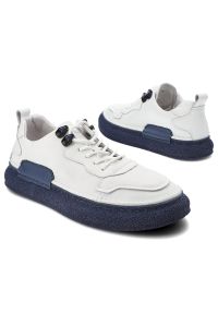 Biało-Granatowe Sneakersy Artiker Stylowe Obuwie Męskie. Okazja: na co dzień. Kolor: biały. Materiał: skóra, guma. Szerokość cholewki: normalna
