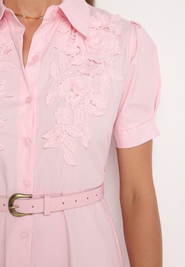 Born2be - Różowa Sukienka z Koronką i Ozdobnym Paskiem oraz Kołnierzykiem Gavridia. Okazja: na co dzień, do pracy. Kolor: różowy. Materiał: koronka. Długość rękawa: krótki rękaw. Wzór: koronka. Typ sukienki: proste. Styl: wizytowy, klasyczny, casual, elegancki