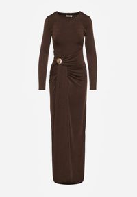 Born2be - Brązowa Taliowana Sukienka o Eleganckim Kroju z Marszczeniem i Aplikacją Sewedina. Okazja: na imprezę. Kolor: brązowy. Materiał: futro. Długość rękawa: długi rękaw. Wzór: aplikacja. Typ sukienki: dopasowane. Styl: elegancki #4
