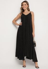 Born2be - Czarna Rozkloszowana Sukienka z Wiskozy z Cyrkoniami Ellitana. Okazja: na co dzień. Kolor: czarny. Materiał: wiskoza. Sezon: lato. Styl: klasyczny, elegancki, casual #4