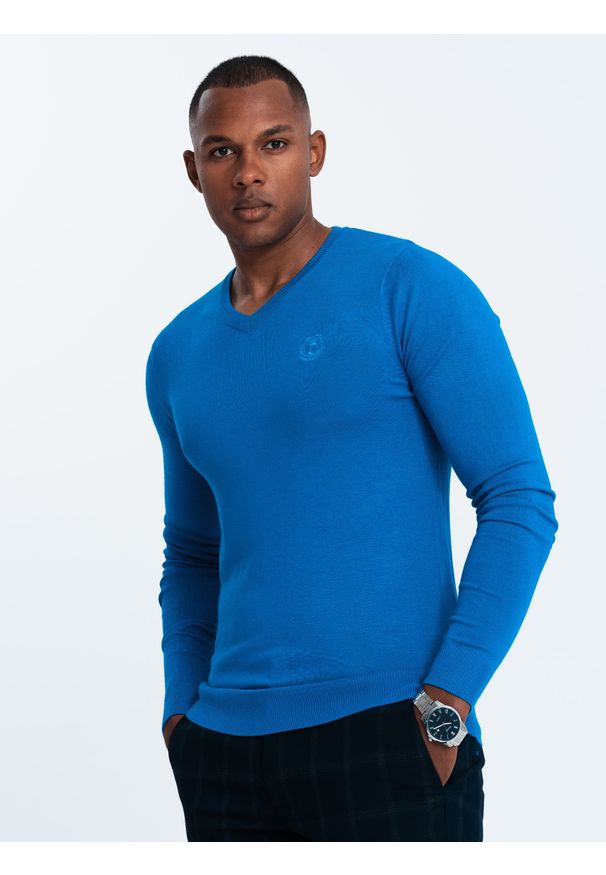 Ombre Clothing - Elegancki sweter męski BASIC V-neck z wiskozą – niebieski V19 OM. Kolor: niebieski. Materiał: wiskoza. Wzór: haft. Styl: elegancki