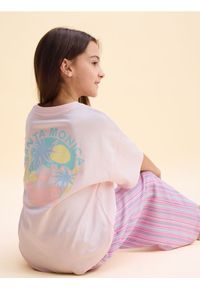 Reserved - T-shirt z nadrukiem na plecach - pastelowy róż. Kolor: różowy. Materiał: bawełna. Wzór: nadruk