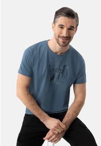 Volcano - Bawełniana koszulka z printem T-TURF. Kolor: niebieski. Materiał: bawełna. Długość rękawa: krótki rękaw. Długość: krótkie. Wzór: nadruk. Styl: klasyczny #1