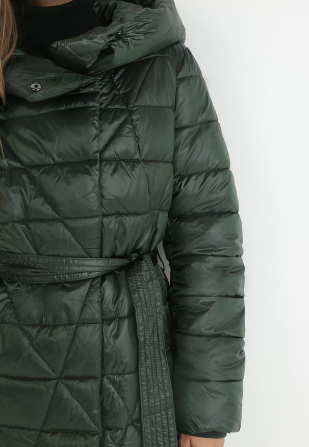 Born2be - Ciemnozielona Kurtka za Kolano z Wiązanym Paskiem i Kapturem Chlyrie. Kolor: zielony. Materiał: materiał. Długość: długie. Sezon: zima, jesień