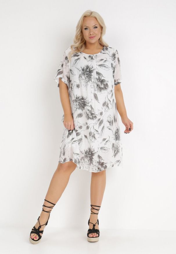 Born2be - Biało-Szara Sukienka z Bawełny Sebaestus. Okazja: na co dzień. Kolekcja: plus size. Kolor: biały. Materiał: bawełna. Wzór: kwiaty. Typ sukienki: proste, dla puszystych. Styl: casual, klasyczny, wakacyjny. Długość: midi