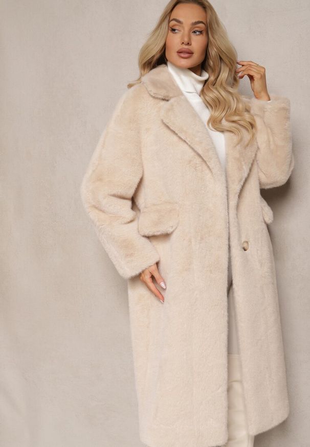 Renee - Beżowy Płaszcz z Futra z Zapięciem na Guziki i Wsuwanymi Kieszeniami Paritha. Okazja: na imprezę, na co dzień. Kolor: beżowy. Materiał: futro. Długość rękawa: długi rękaw. Długość: długie. Styl: klasyczny, casual, elegancki