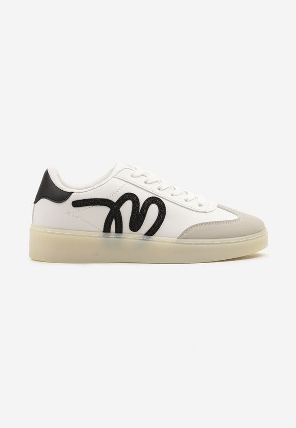Born2be - Białe Sneakersy w Stylu Kultowych Tenisówek Zdobione Aplikacją Zillifia. Okazja: na co dzień. Nosek buta: okrągły. Kolor: biały. Materiał: skóra, jeans. Wzór: aplikacja