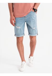 Ombre Clothing - Męskie krótkie spodenki jeansowe z przetarciami i podwiniętą nogawką – jasnoniebieskie V1. Okazja: na co dzień. Kolor: niebieski. Materiał: jeans. Długość: krótkie. Wzór: aplikacja. Sezon: lato. Styl: casual